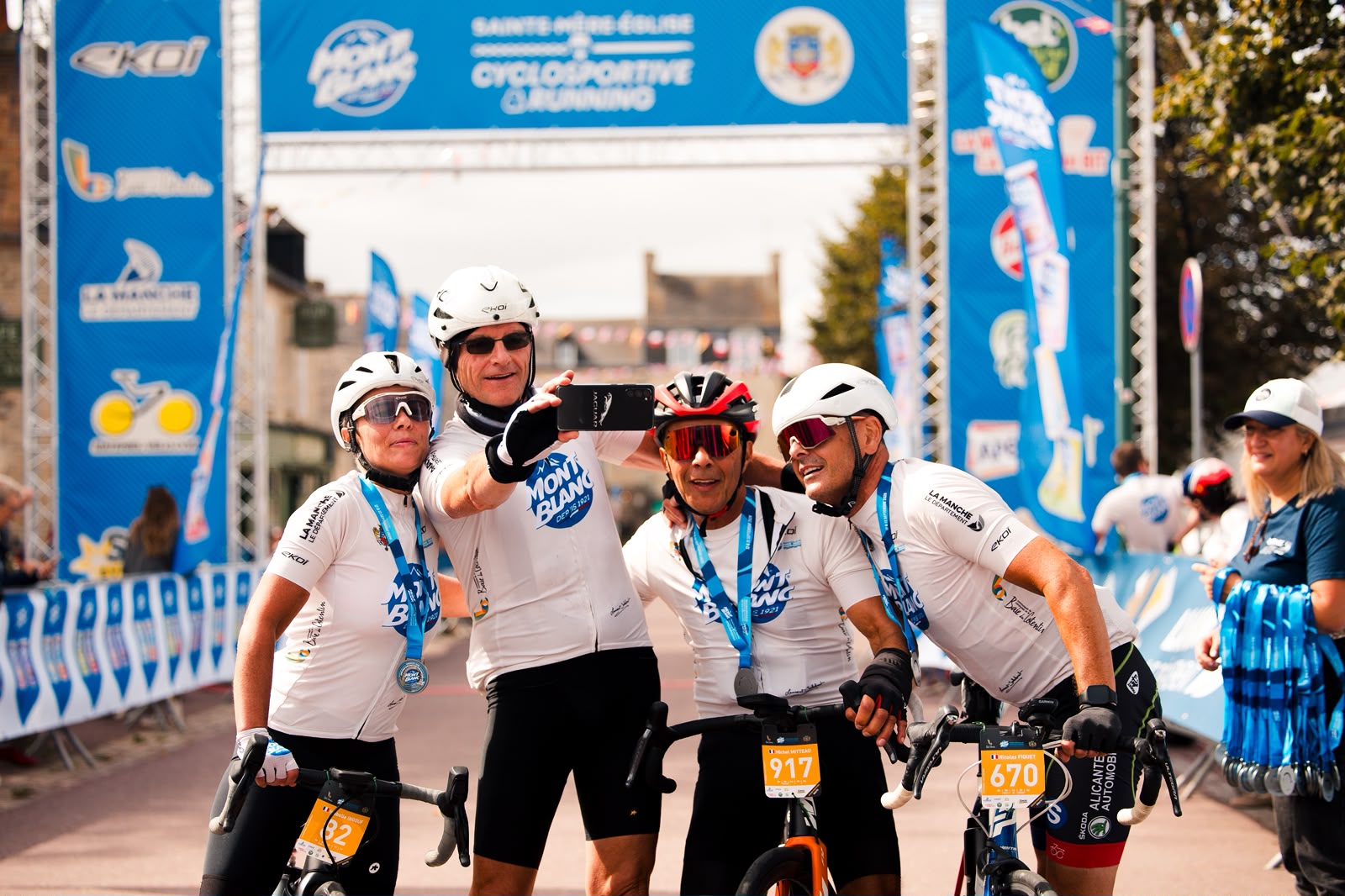 🚴‍♂️✅ Bravo à tous ! 

☀️ Une météo idéale a accompagné les 2150 cyclistes partis à l’aventure au cœur du Cotentin. 

💙 Une traversée sportive, culturelle et mémorielle, entre patrimoine normand, paysages marins grandioses et hommage à celles et ceux qui ont marqué l’Histoire.

De l’effort, du partage, des paysages et surtout le devoir de mémoire. 🚴‍♂️🪖

#CyclosportiveMontBlanc #CycloMontBlanc #RunningMontBlanc #SainteMereEglise #Cyclo #Gravel #Cyclisme #Cyclosport #Route #Velo #VeloRoute #Cycling #CyclingEvent #CyclingFrance #CycloTourisme
#Running #CourseAPied #Run #10km #5km #FFA
#Normandie #Manche #Cotentin #DDayLand
#LaurentJalabert #Jaja #EKOI #SMH #CLSO